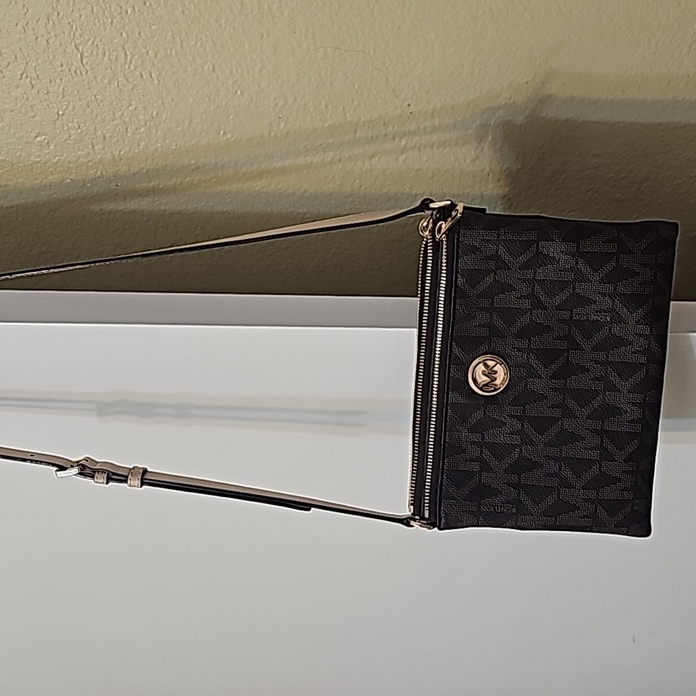 Small mk crossbody Bag - Picture 2 of 11